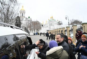 Журналісти показали, що відбувається біля Лаври (відео)