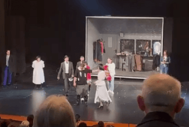 У Росії актор порізав собі вени перед натовпом глядачів