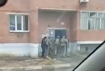 Спецназ взяв штурмом квартиру росіянина, який писав антивоєнні пости в соцмережі (відео)