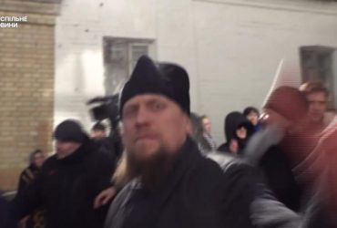 Поп УПЦ МП набросился на журналистку на территории Киево-Печерской лавры (видео)