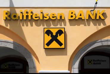 Raiffeisen откладывает уход из России - Reuters