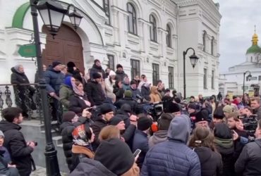Прихожани УПЦ МП знову збирались біля лаври: блокували входи до храмів і роботу комісії