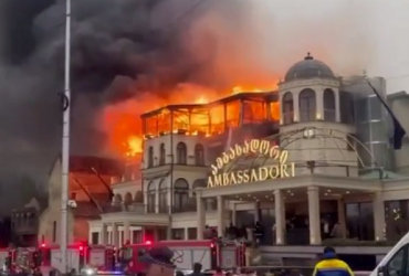 У центрі Тбілісі горить готель Амбасадор (відео)