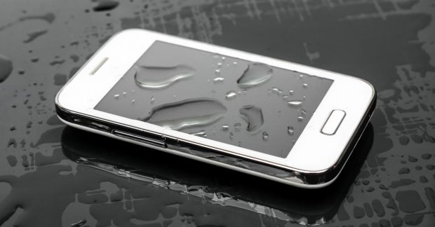 Как не нужно спасать телефон, упавший в воду: 3 основных ошибки — УНИАН