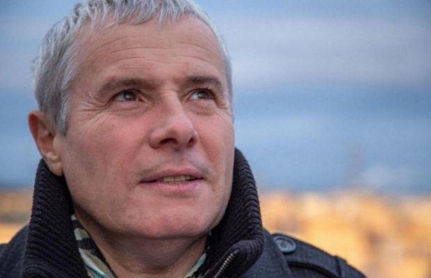 Пес пришел на могилу защитника Украины: журналист показал щемящее видео