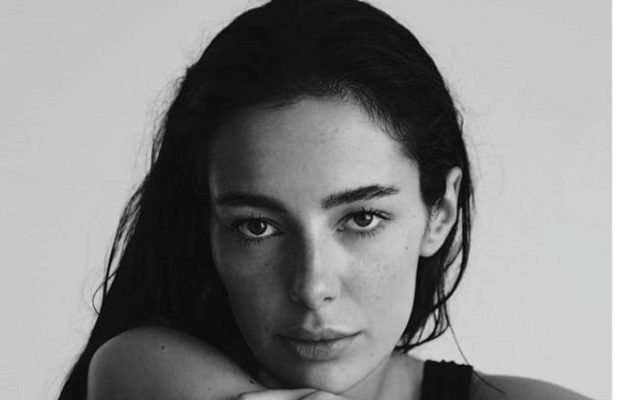 "Орден" для эскортницы: скандальная блогерша попала в базу "Миротворца"