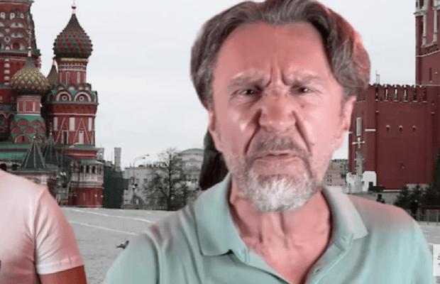 Шнуров из "Ленинграда" заявил, что в "роковые минуты" остается в России