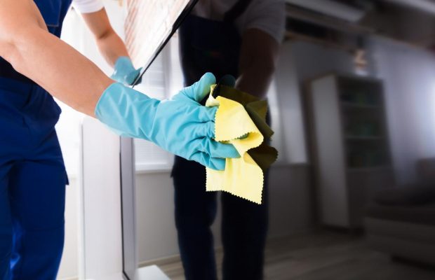 Телевизоры можно протирать только одним средством: другие непоправимо испортят экран