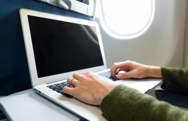 Авіапасажирам розповіли, чому небезпечно зберігати гаджети на багажних полицях в літаках