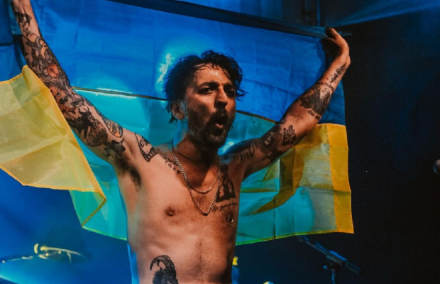 Украинскую группу не выпустили за границу после скандала со сбежавшим в Турцию комиком