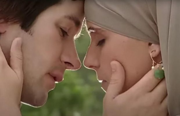 Жади и Лукас 20 лет спустя: звезды сериала "Клон" воссоздали культовую сцену