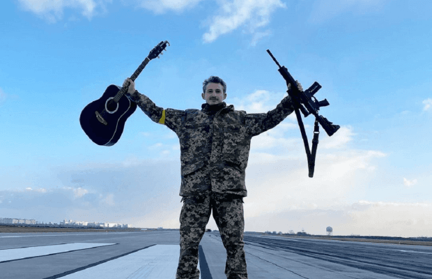 Коля Серга о том, как переживает обстрелы на фронте: "Появляется животный страх"