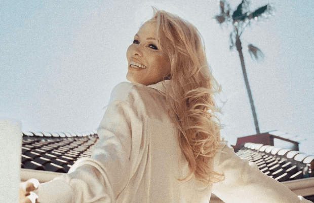 55-річна Памела Андерсон вразила нев'янучою красою (відео)