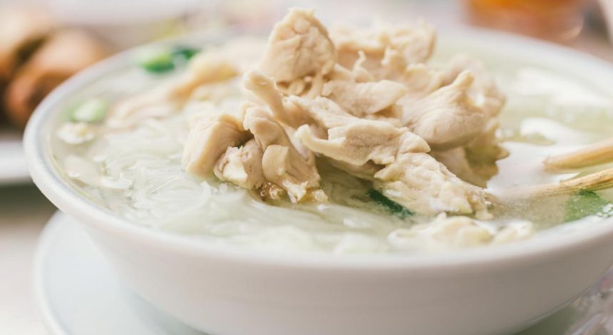 Ароматный и наваристый: куриный суп с чесночными галушками-рулетиками