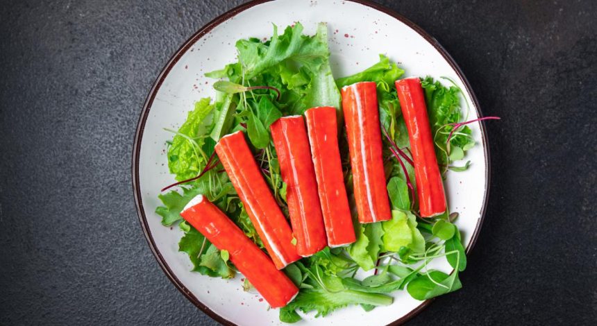 Без риса и яиц: готовим крабовый салат по-новому