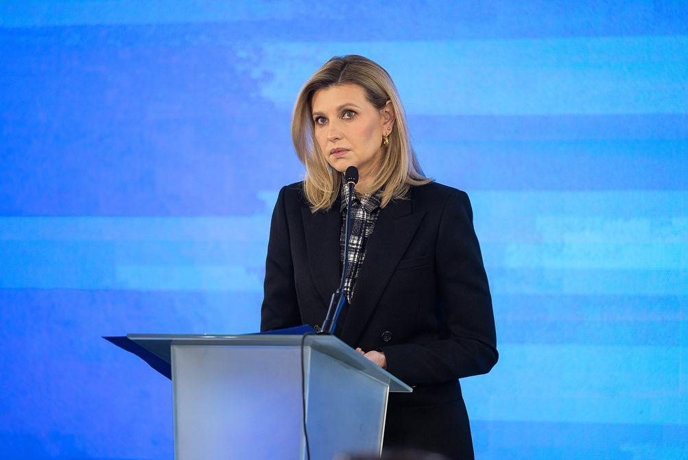 Олена Зеленська під час одного зі своїх виступів / instagram.com/olenazelenska_official Олена Зеленська під час одного зі своїх виступів / instagram.com/olenazelenska_official