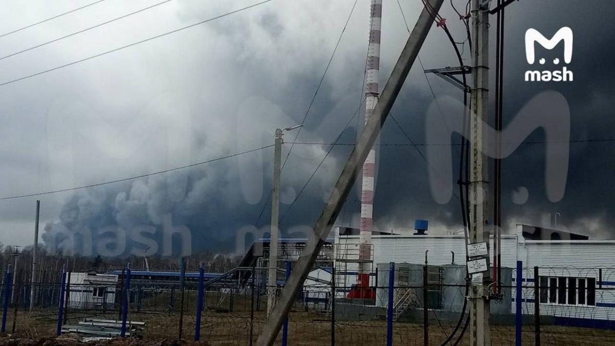 Под Брянском полыхнула птицефабрика / фото Telegram-канал Mash Под Брянском полыхнула птицефабрика / фото Telegram-канал Mash