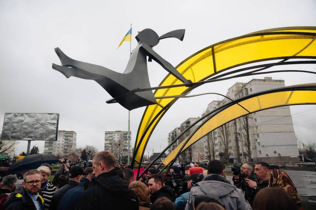 У Бородянці відкрили скульптуру "Дівчинка під сонцем" / фото facebook.com/isdgroup У Бородянці відкрили скульптуру "Дівчинка під сонцем" / фото facebook.com/isdgroup