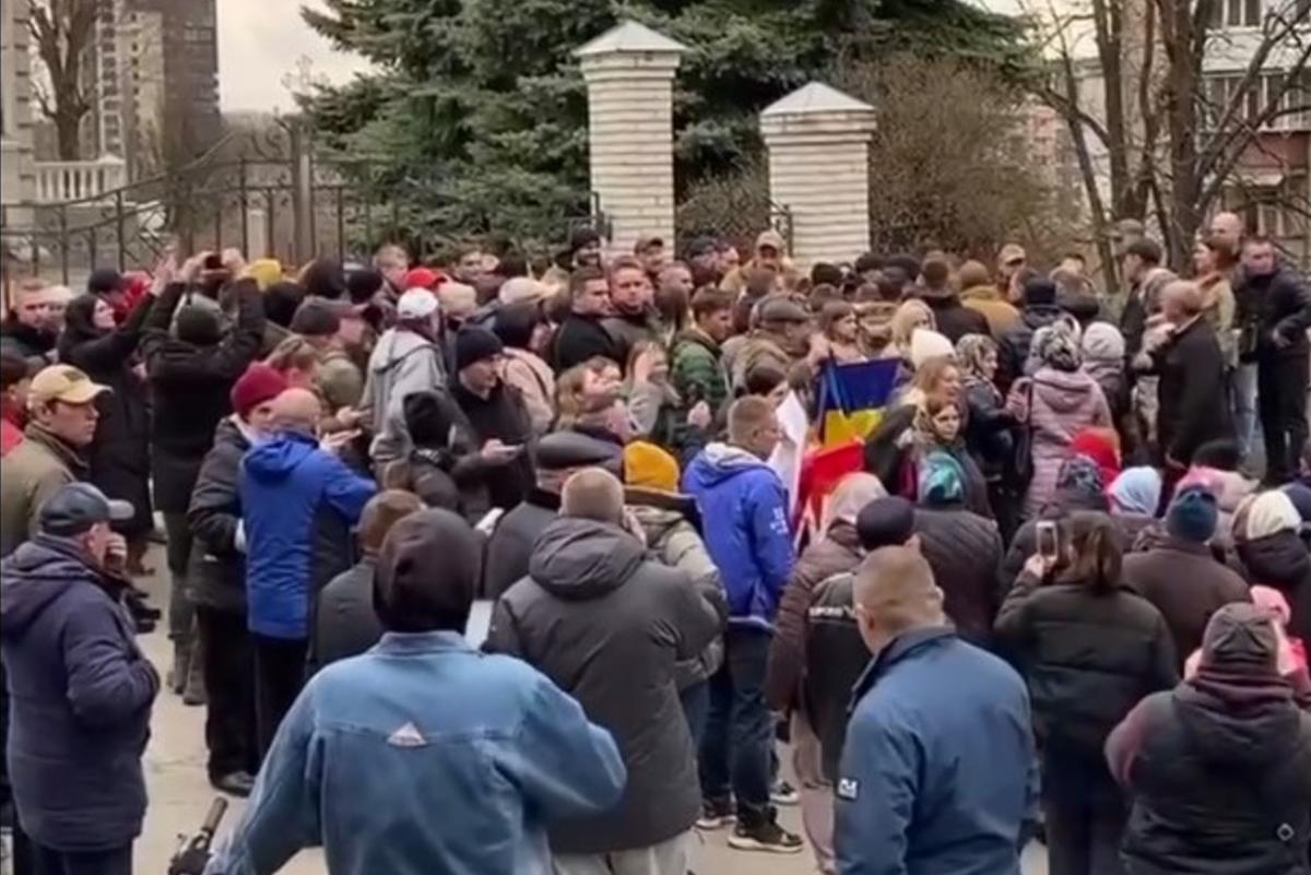 В Хмельницком местные жители вышли на митинг из-за избиения попами УПЦ военного / скриншот