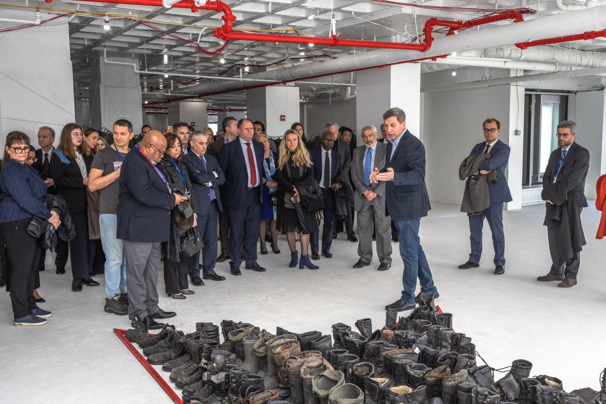 Юрій Савчук проводить для гостей виставки кураторську екскурсію Юрій Савчук проводить для гостей виставки кураторську екскурсію