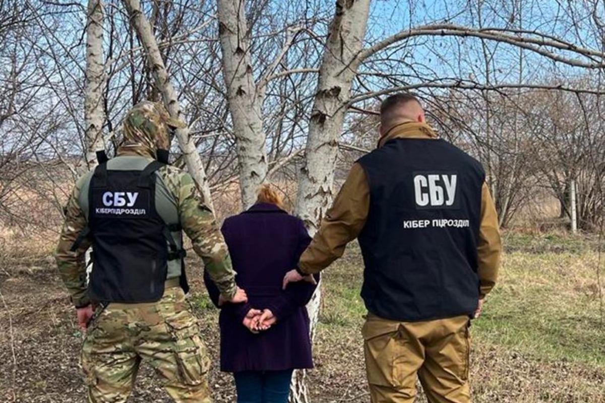 СБУ затримала "вбивцю-інформаторку", яка коригувала вогонь армії РФ по Краматорську / фото прес-служба СБУ СБУ затримала "вбивцю-інформаторку", яка коригувала вогонь армії РФ по Краматорську / фото прес-служба СБУ
