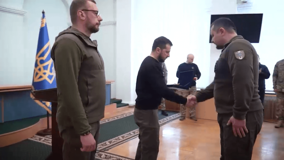 Зеленський передав відзнаку меру міста / скриншот Зеленський передав відзнаку меру міста / скриншот