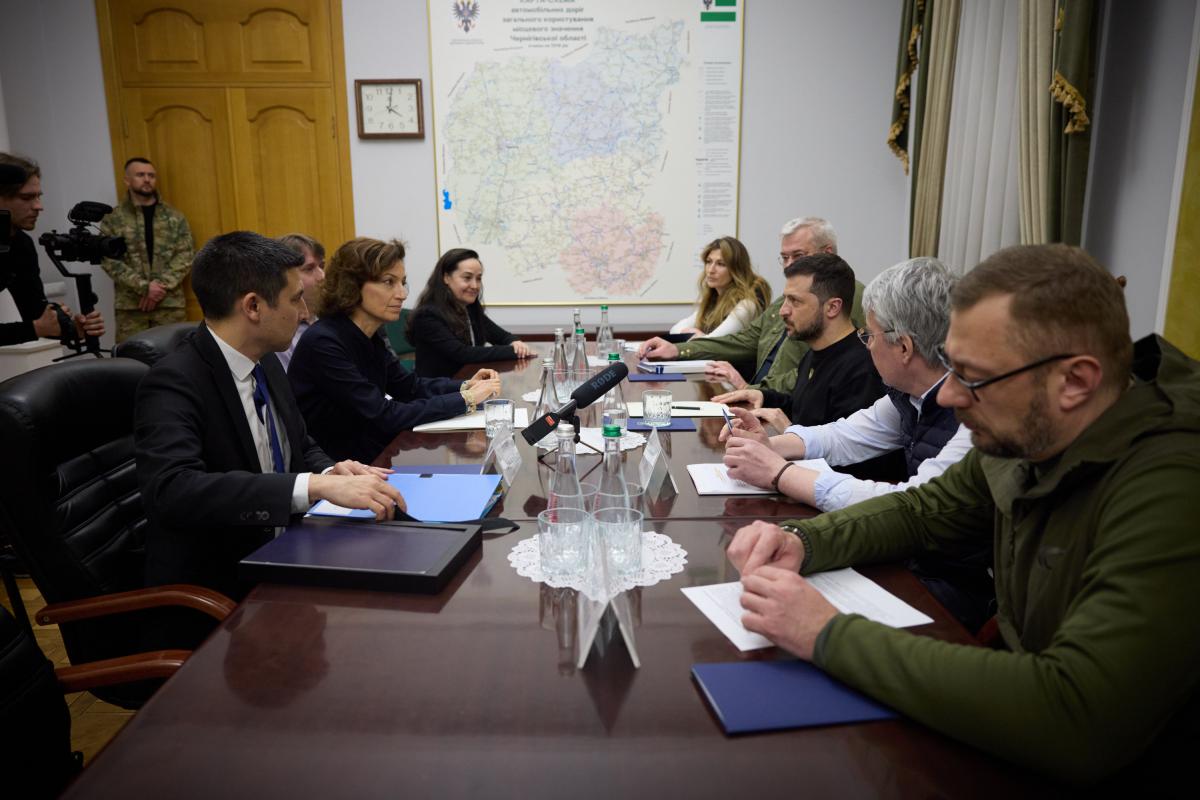 Зеленський розповів Азулє про зруйновані та пошкоджені РФ українські культурні об'єкти / фото president.gov.ua Зеленський розповів Азулє про зруйновані та пошкоджені РФ українські культурні об'єкти / фото president.gov.ua