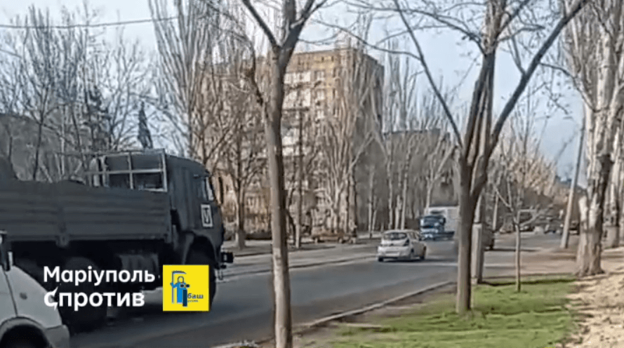 Оккупанты перегоняют свою технику по Мариуполю / скриншот