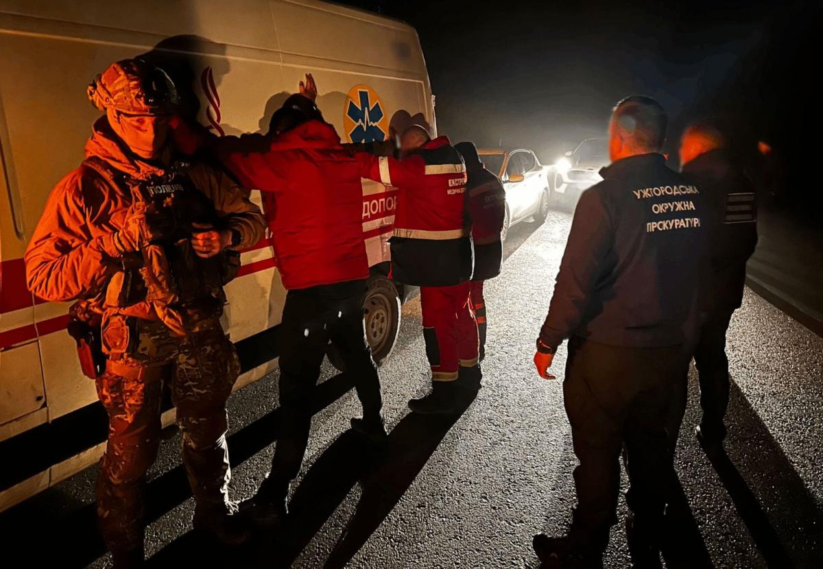 Фельдшера затримали "на гарячому" під час спроби переправити двох військовозобов’язаних чоловіків / фото Головне управління Національної поліції в Закарпатській області