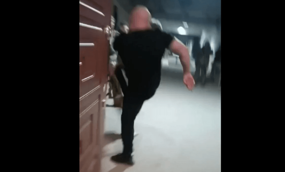 Командир побил срочника ногами \ скриншот с видео Командир побил срочника ногами \ скриншот с видео