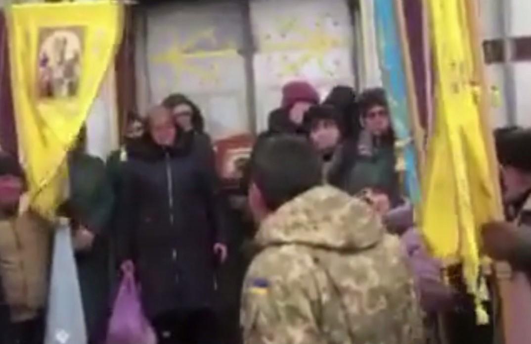На Буковине представители УПЦ МП не пускали в храм тело защитника Украины / скриншот На Буковине представители УПЦ МП не пускали в храм тело защитника Украины / скриншот