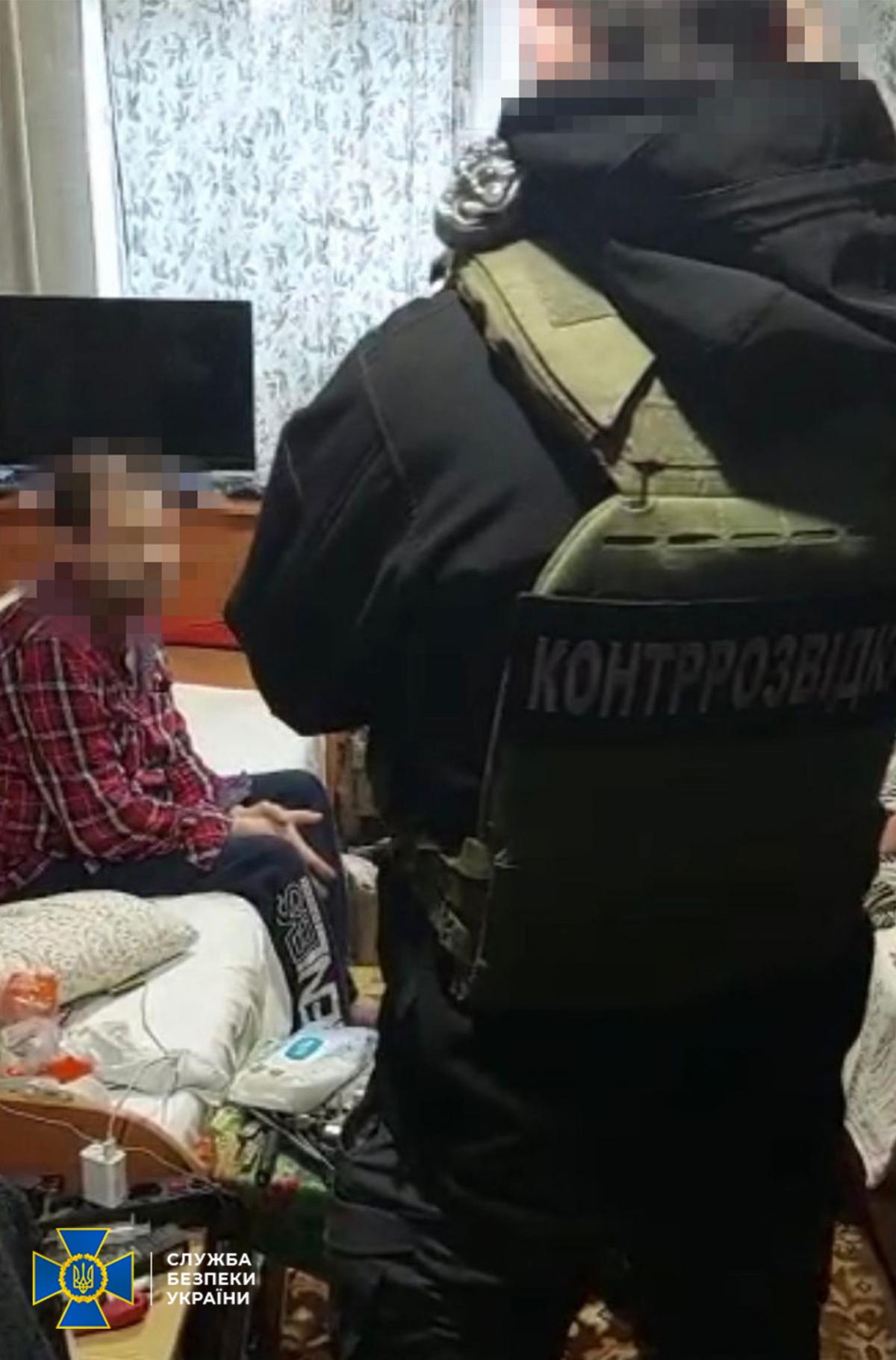 Ракетный удар по дому в Запорожье: СБУ задержала прихвостня российских оккупантов (фото) Ракетный удар по дому в Запорожье: СБУ задержала прихвостня российских оккупантов (фото)