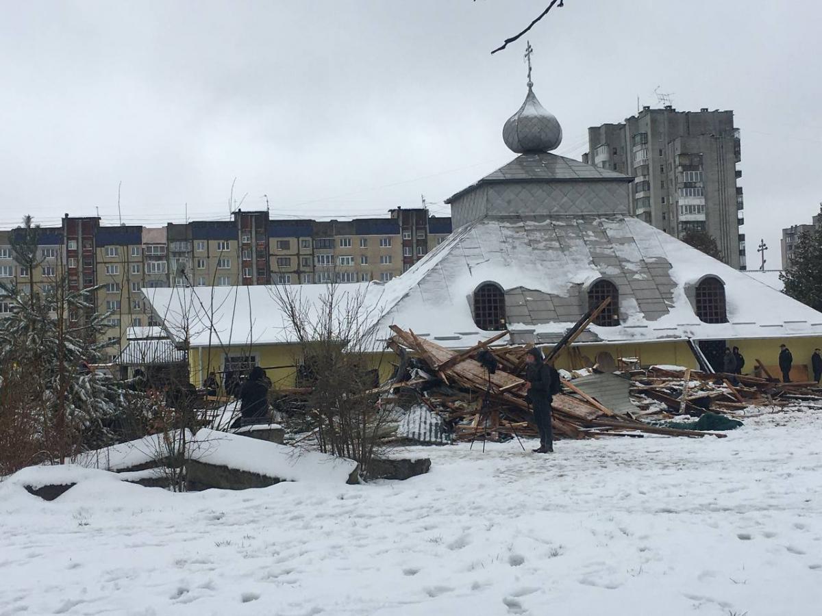 Во Львове снесли скандальный самострой УПЦ МП (фото, видео) Во Львове снесли скандальный самострой УПЦ МП (фото, видео)