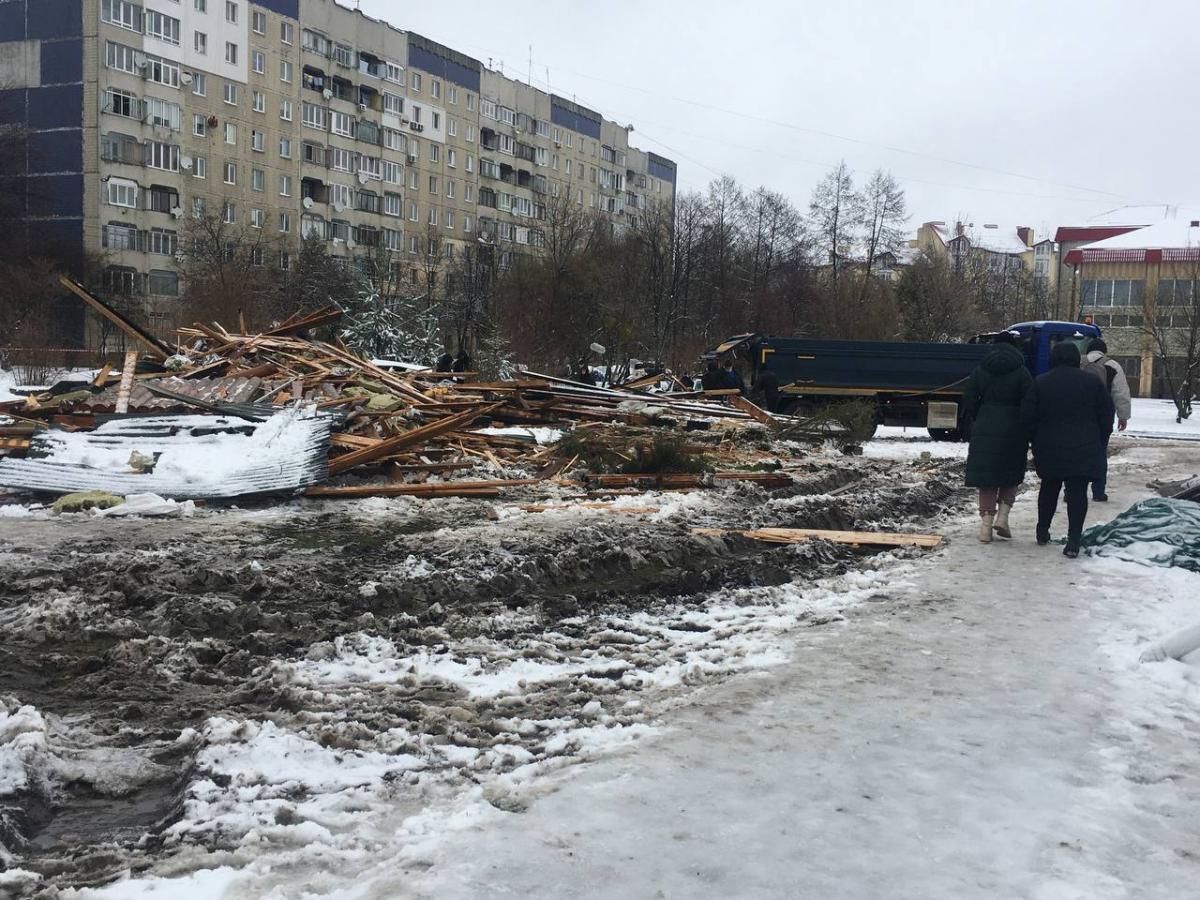 У Львові знесли скандальний самобуд УПЦ МП (фото, відео)