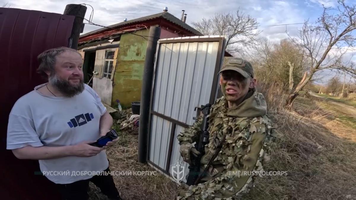 Бойцы РДК также смогли пообщаться с местными жителями / Скриншот Бойцы РДК также смогли пообщаться с местными жителями / Скриншот