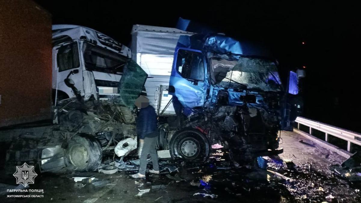 На трассі Київ-Чоп перекрили рух через ДТП / фото Патрульна поліція України На трассі Київ-Чоп перекрили рух через ДТП / фото Патрульна поліція України