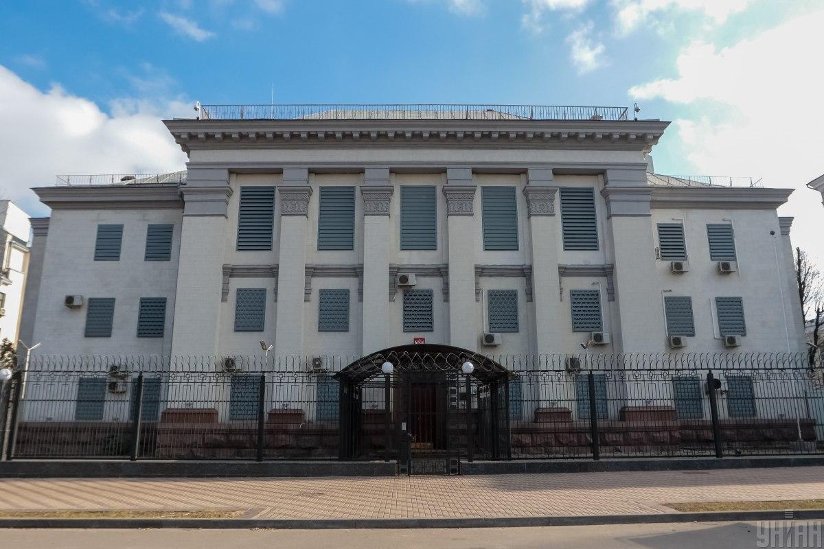 Сміття, камери і охорона: ЗМІ показали, як зараз виглядає будівля посольства РФ у Києві Сміття, камери і охорона: ЗМІ показали, як зараз виглядає будівля посольства РФ у Києві