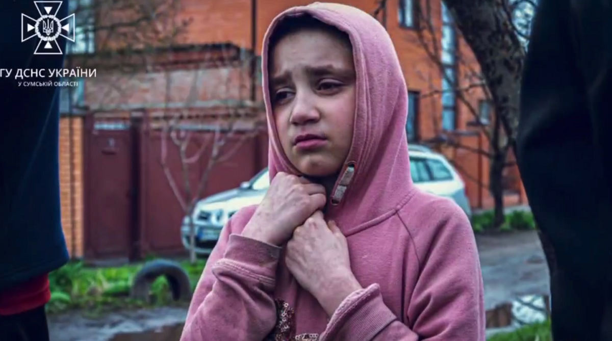 Дівчинка винесла з палаючого будинку дітей \ скриншот з відео Дівчинка винесла з палаючого будинку дітей \ скриншот з відео
