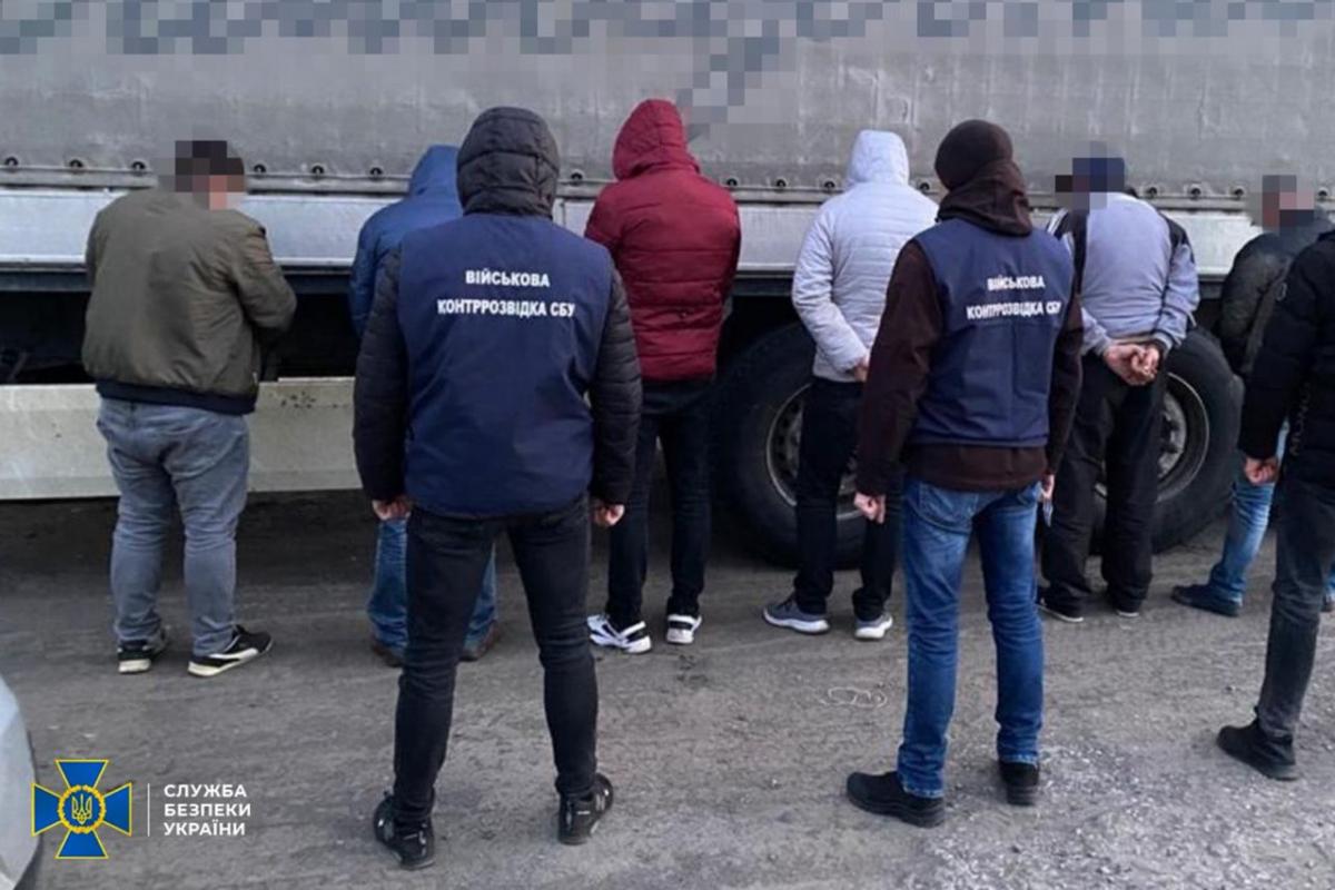 Бегство уклонистов за границу: СБУ ликвидировала еще три схемы уклонения от мобилизации / фото СБУ Бегство уклонистов за границу: СБУ ликвидировала еще три схемы уклонения от мобилизации / фото СБУ