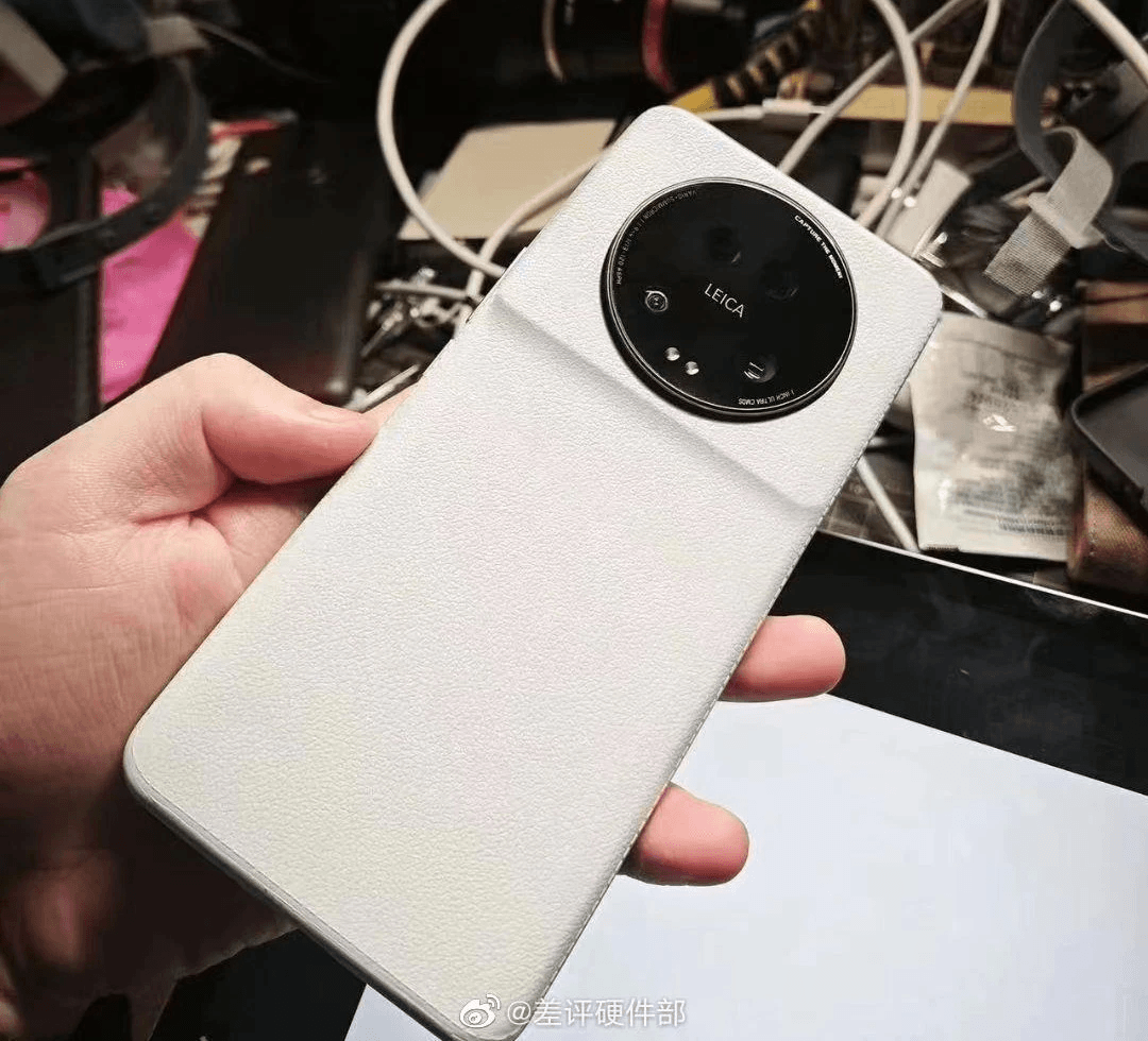 Xiaomi 13 Ultra с огромным блоком камер показали на фото Xiaomi 13 Ultra с огромным блоком камер показали на фото