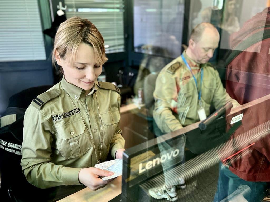 Украинцы едут домой на Пасху \ @Straz_Graniczna Украинцы едут домой на Пасху \ @Straz_Graniczna