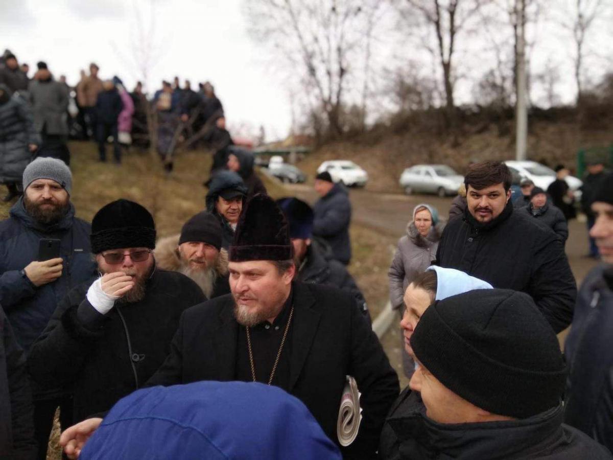 'Православное братство', Игорь Слободян - священник УПЦ МП, который бил военного, на фото справа в черной куртке / Фото Ананьева, Левый берег 'Православное братство', Игорь Слободян - священник УПЦ МП, который бил военного, на фото справа в черной куртке / Фото Ананьева, Левый берег
