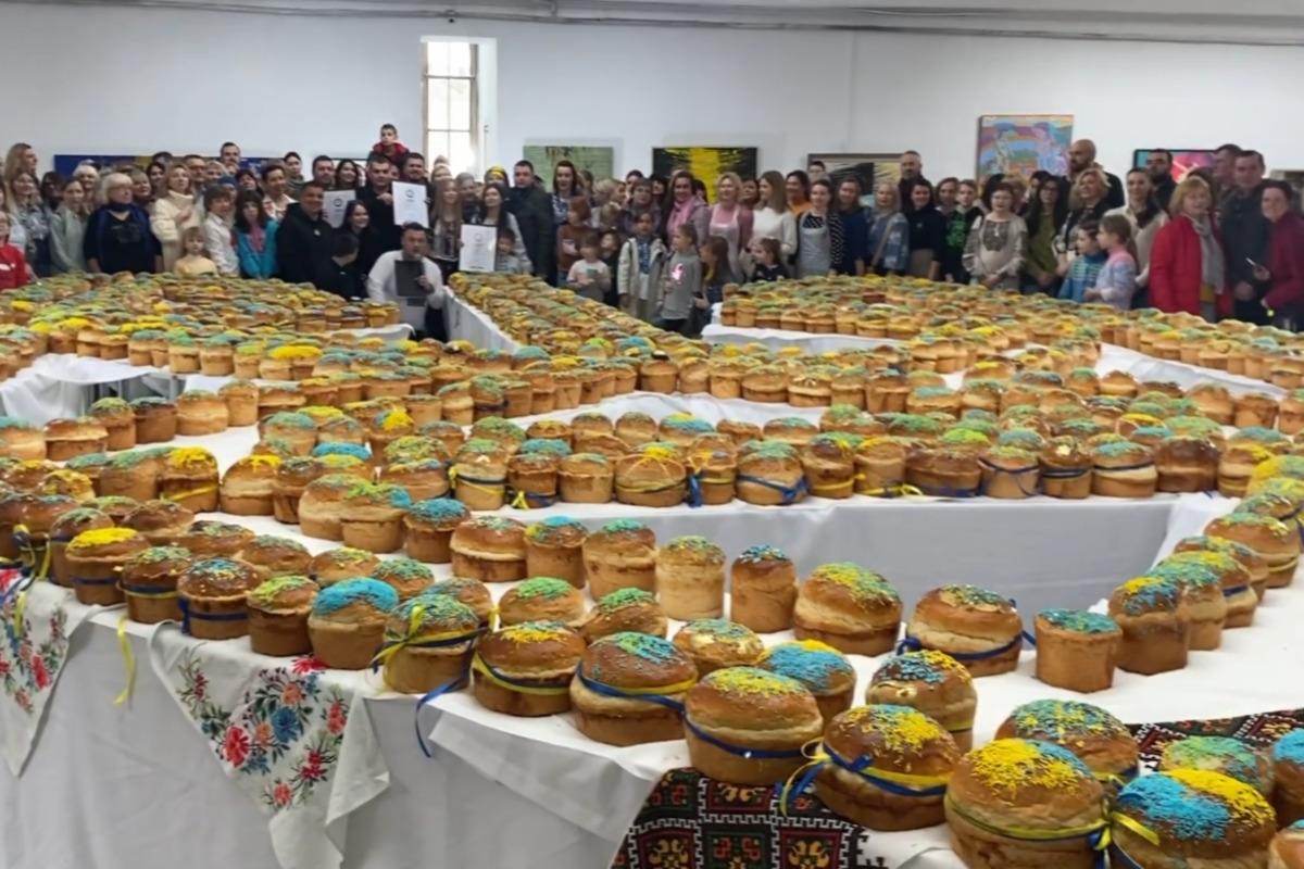 У Львові на честь Великодня виклали найбільший "тризуб" пасок та встановили рекорд / скріншот У Львові на честь Великодня виклали найбільший "тризуб" пасок та встановили рекорд / скріншот