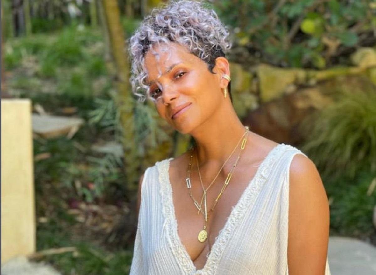 Для знімка Беррі вийшла на балкон і взяла келих вина / скріншот