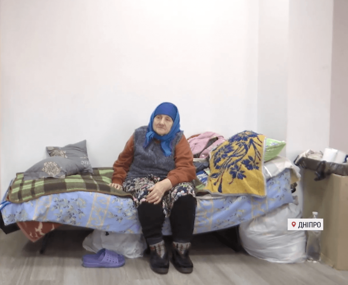 У них есть только матрас: в каких условиях живут переселенцы в крупнейшем шелтере Днепра (фото, видео) У них есть только матрас: в каких условиях живут переселенцы в крупнейшем шелтере Днепра (фото, видео)