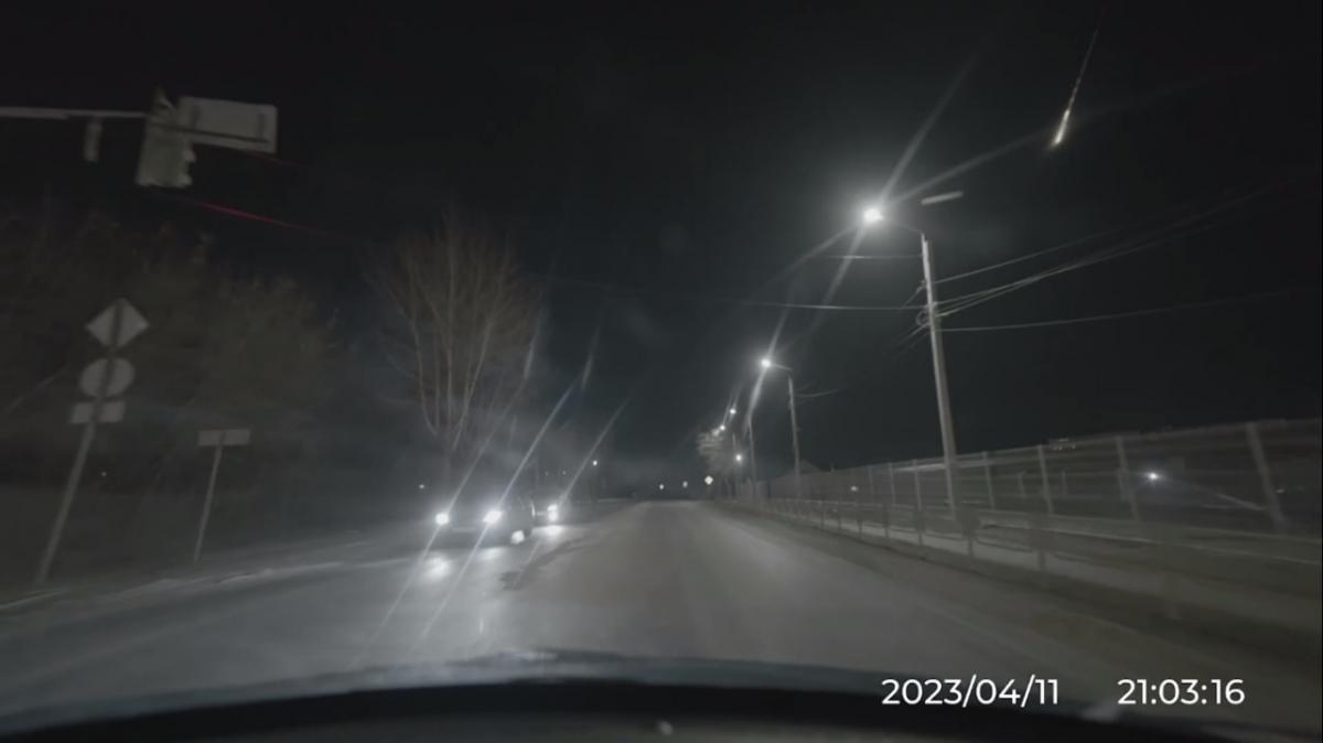 В РФ упал неизвестный объект и появились странные огненные кольца (видео) В РФ упал неизвестный объект и появились странные огненные кольца (видео)