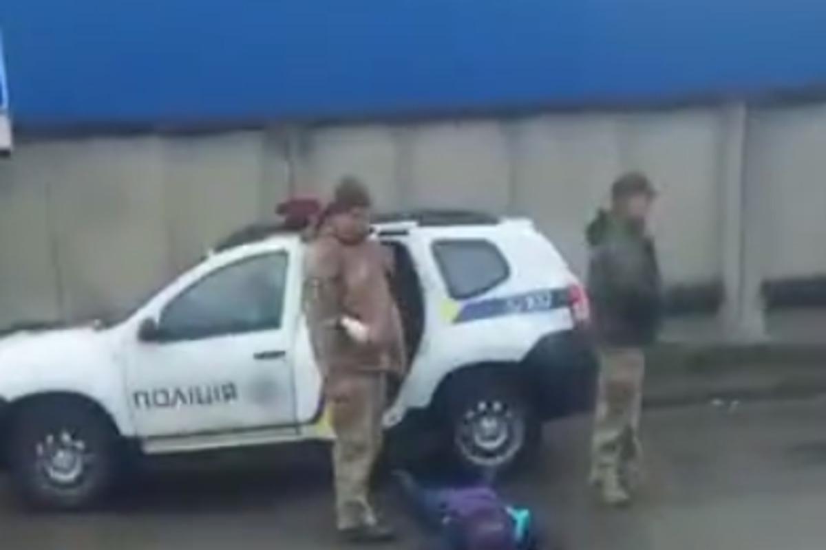 В Ивано-Франковске женщина "отбила" мужчину от военкомов / скриншот В Ивано-Франковске женщина "отбила" мужчину от военкомов / скриншот
