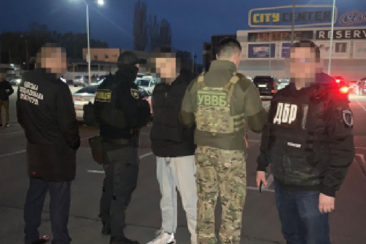 В Одесской области задержан правоохранитель, который продавал оружие криминалитету / фото dbr.gov.ua В Одесской области задержан правоохранитель, который продавал оружие криминалитету / фото dbr.gov.ua