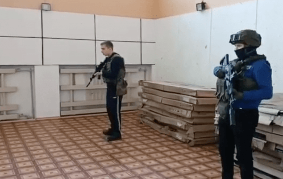 Окупанти вчать дітей у Маріуполі стріляти / скріншот Окупанти вчать дітей у Маріуполі стріляти / скріншот