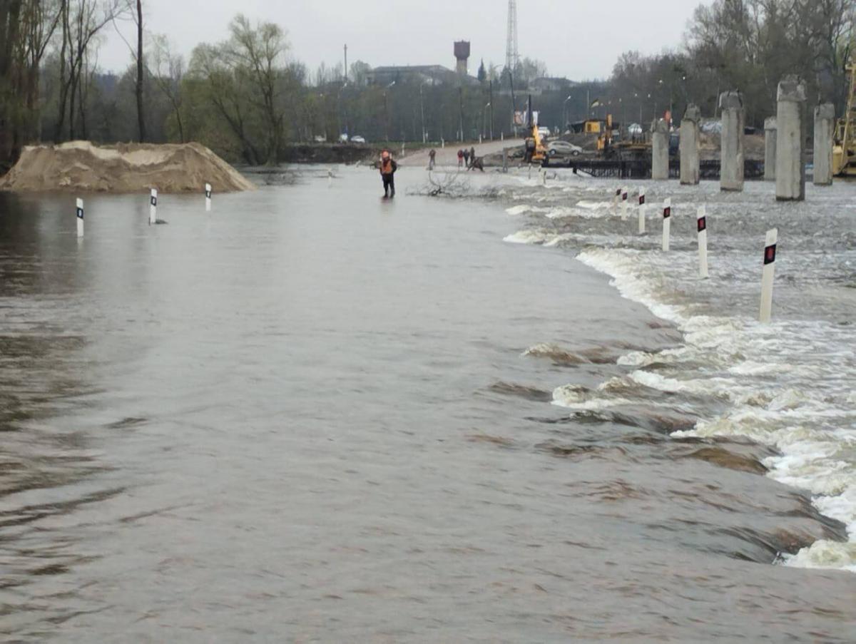 У Київській області розмило дамбу, вода підтопила Іванків / фото Телеграм-канал Андрія Нєбитова